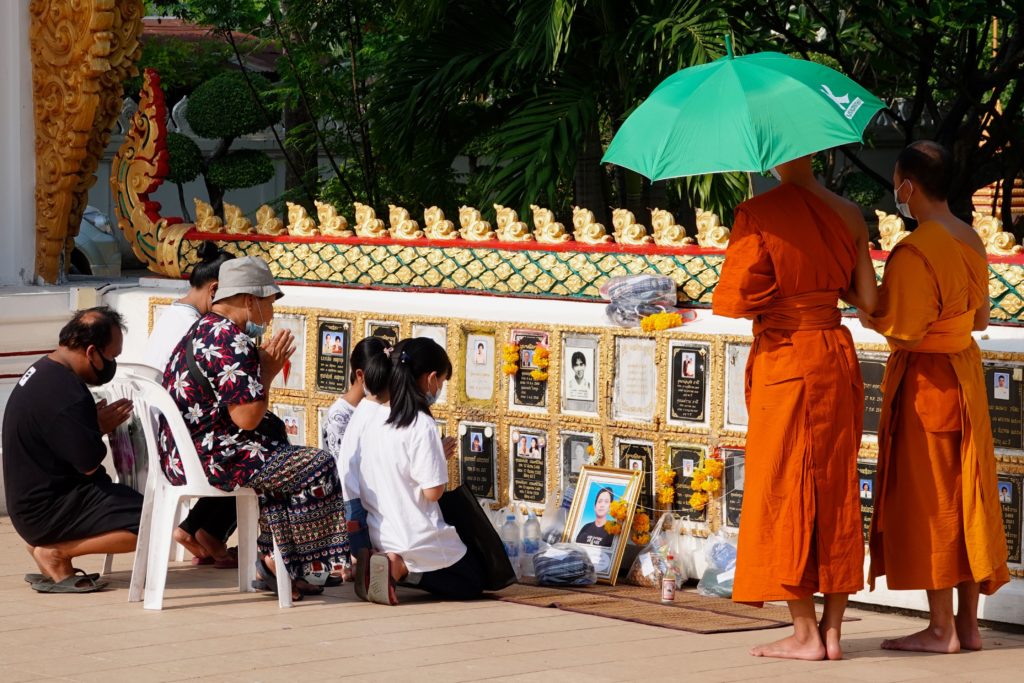 Totenehrung zu Songkran in Khon Kaen auf dem Gelände des Wat Nong Waeng. 