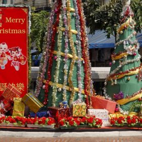 Weihnachten 2021 in Bangkok: bunte Deko in Chinatown.