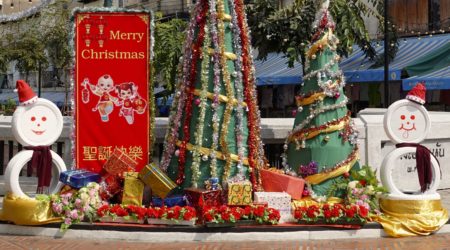 Weihnachten 2021 in Bangkok: bunte Deko in Chinatown.