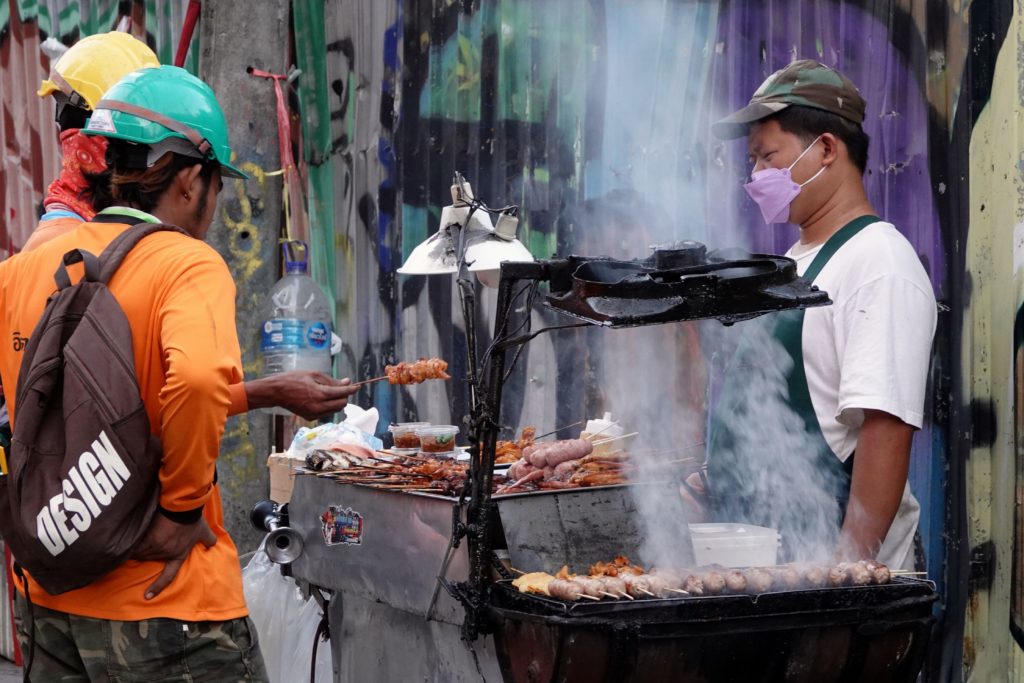 Typisch thailändisch, typisch Bangkok: Street Food am Straßenrand.