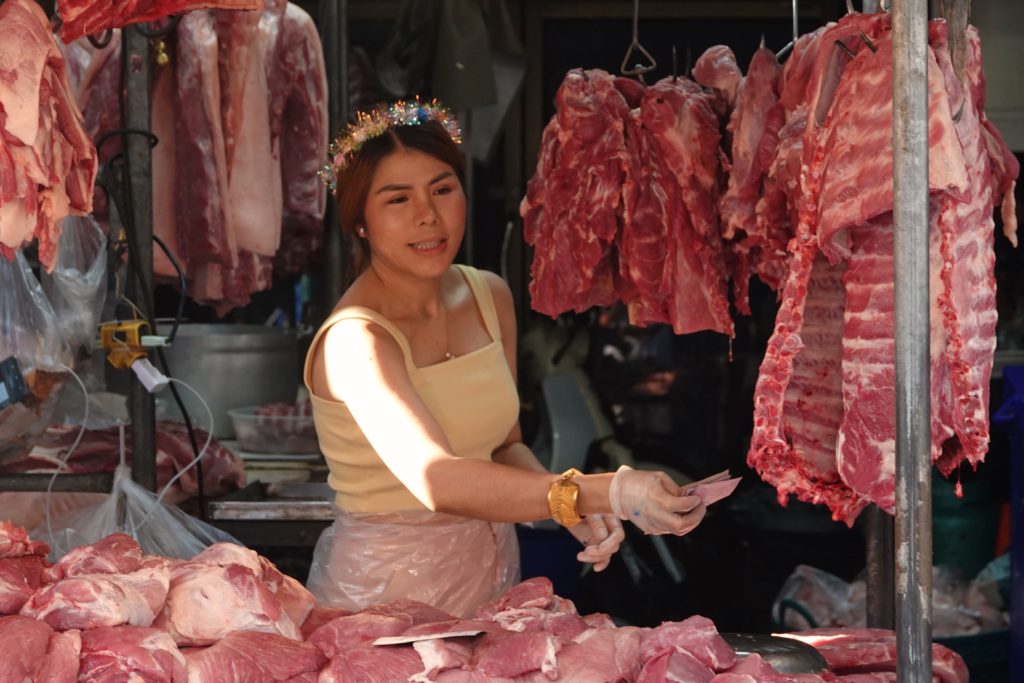 Wenig Weihnachtliches auf Bangkoks Khlong Toei Market, Ausnahme: dieser Fleisch verkaufende "Engel".