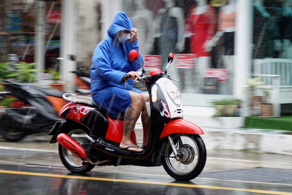 Regenzeit in Phuket: Moped in den Straßen von Patong