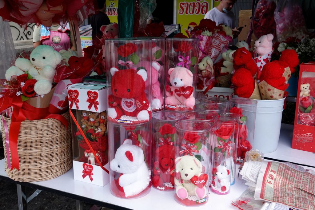 Valentinstag in Hua Hin: Geschenksortiment im Straßenverkauf.