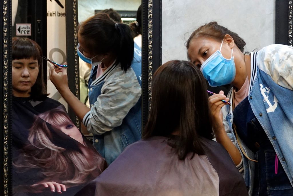 Friseursalon in Bangkok mit Blick in den Spiegel.