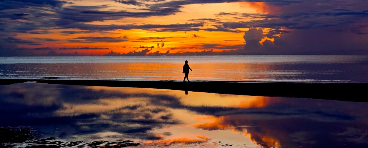 Spiegelungen in Thailand: Sonnenaufgang an der Küste in Hua Hin.