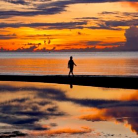 Spiegelungen in Thailand: Sonnenaufgang an der Küste in Hua Hin.