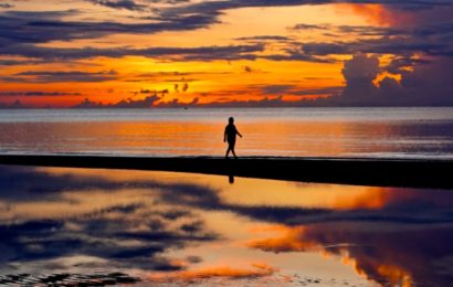 Spiegelungen in Thailand: Sonnenaufgang an der Küste in Hua Hin.