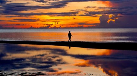 Spiegelungen in Thailand: Sonnenaufgang an der Küste in Hua Hin.