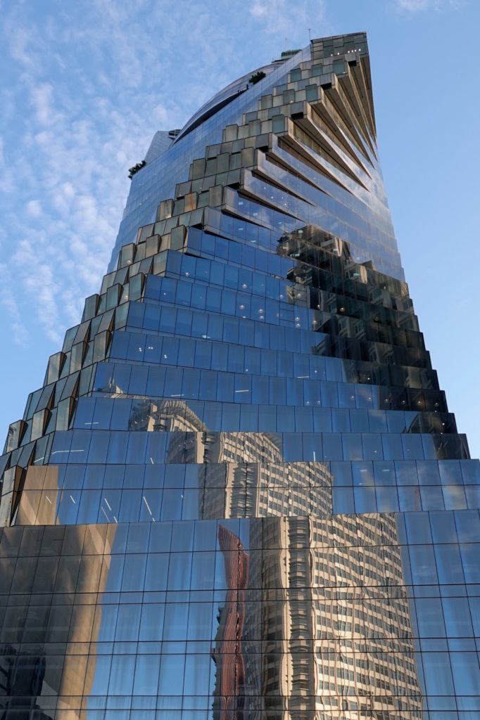 Spiegelungen im T-One Building, Bangkok.