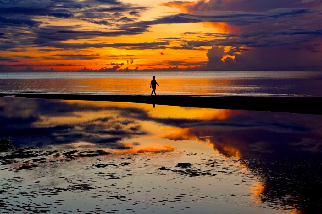 Spiegelungen in Thailand: Magische Momente in Hua Hin beim Sonnenaufgang. 