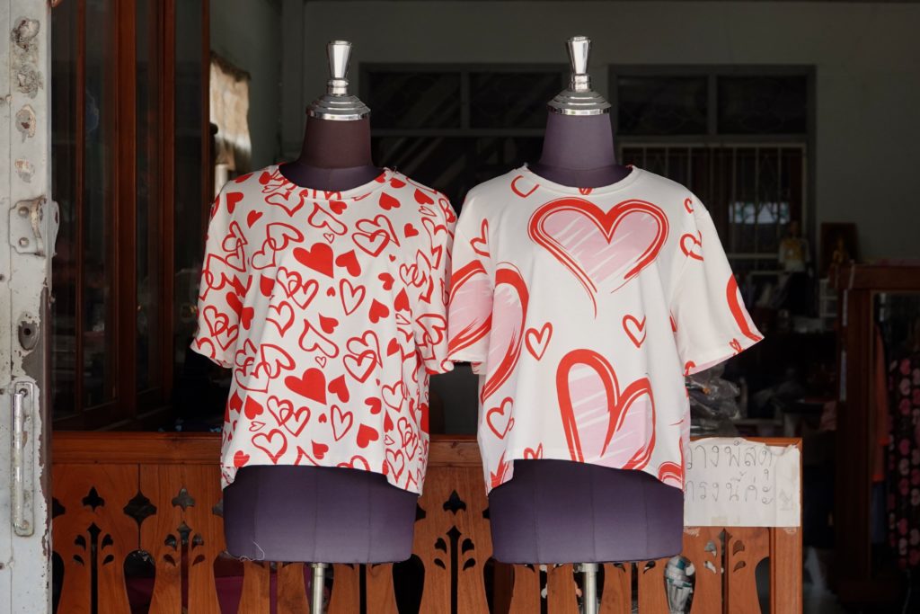 Blick in Textilgeschäft in Phrae: Für den Valentinstag scheint die passende Mode dabei zu sein.