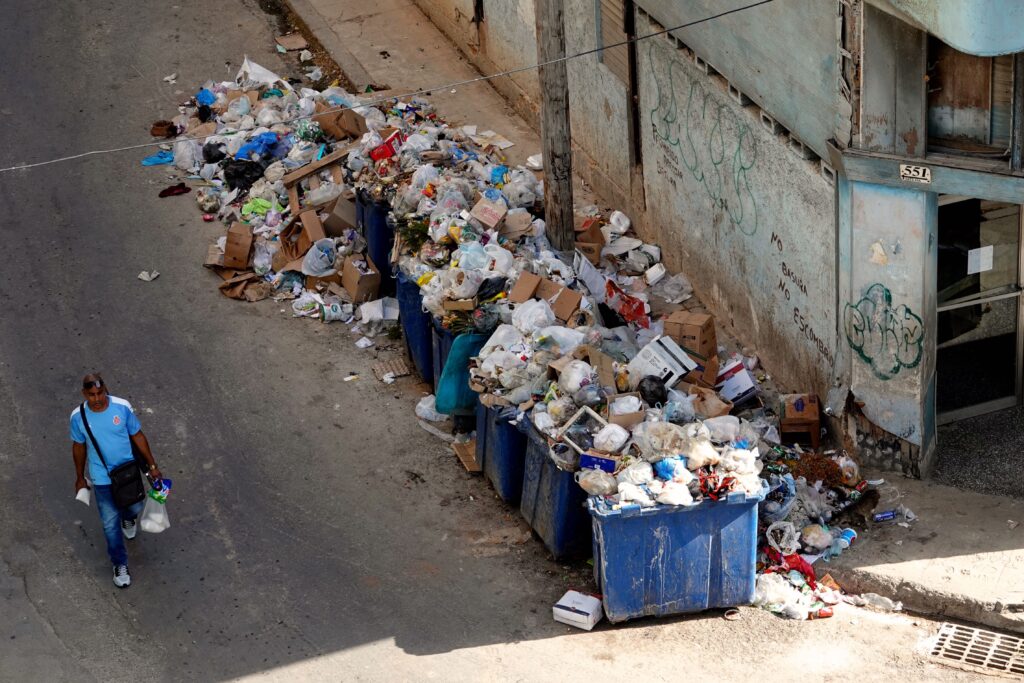 Überquellende Müllcontainer in Centro Habana.