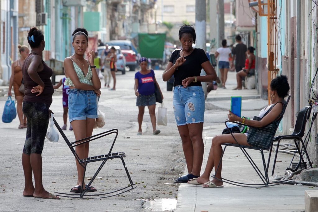 Menschen in Havanna: Die Straße ist ihr Wohnzimmer.
