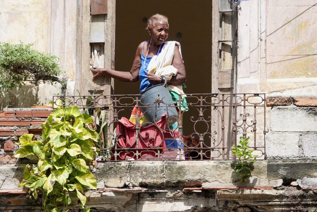 Bröckelnde Fassade: Blick vom Balkon in Havanna.