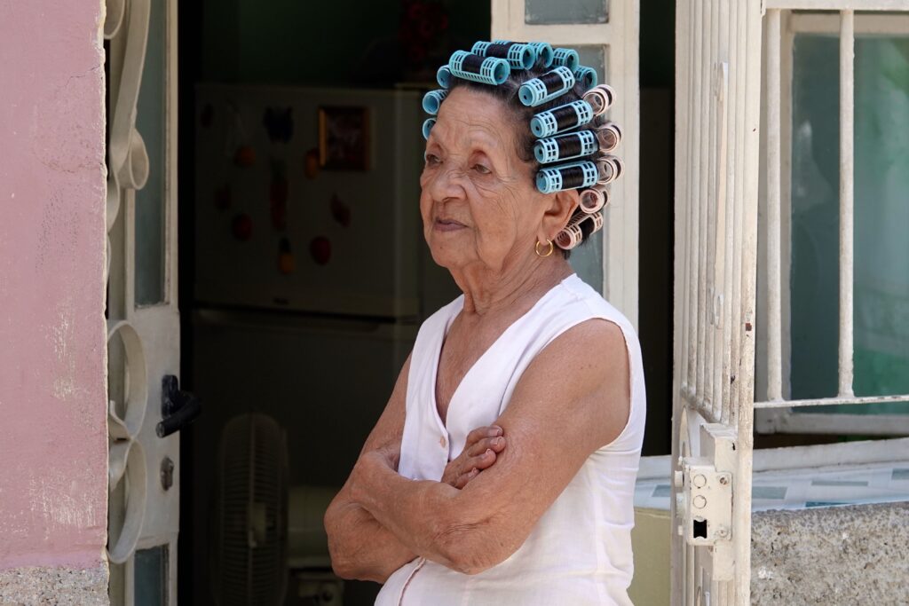 Ein kubanisches Klischee: Frau mit Lockenwicklern, hier in den Straßen von Havanna.