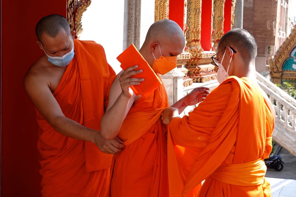 Einkleidung eines buddhistischen Mönchs in Bangkok.