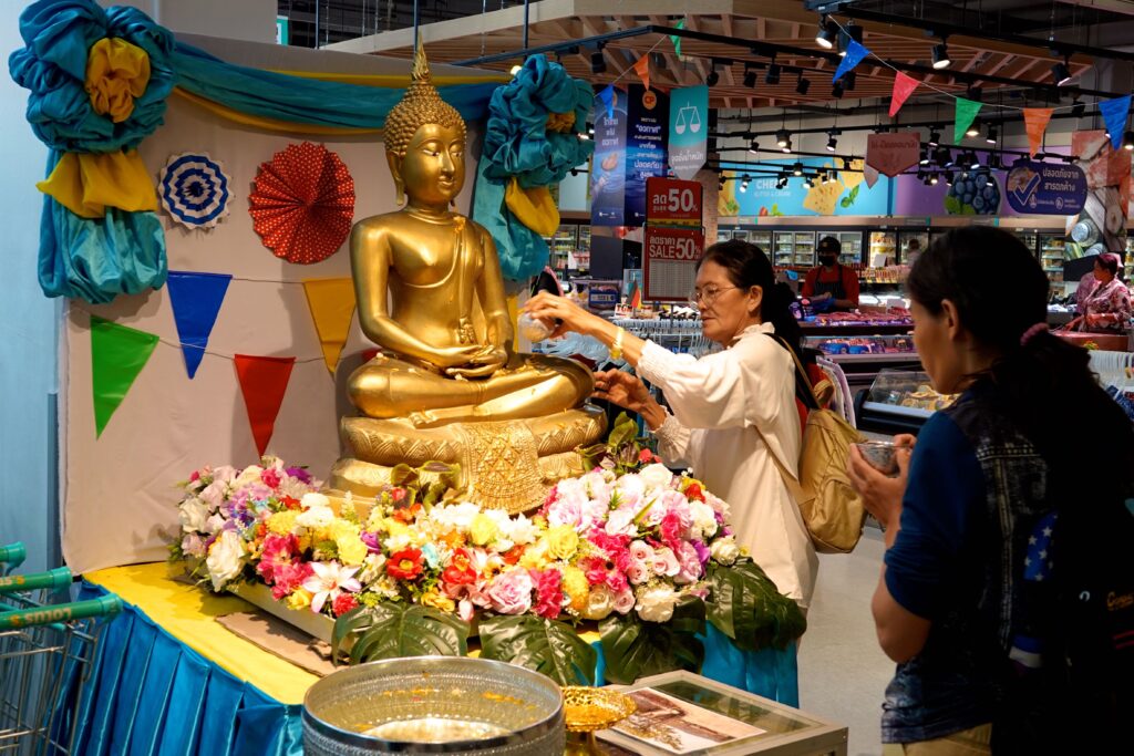 "Bad" für Buddha-Statue: Bereits Ende März 2024 wirft Songkran in Hua Hin seine Schatten voraus. 