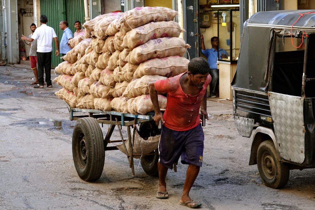Schuften in Pettah: Lastenträger mit Handwagen in den Straßen von Colombos Handelsviertel.