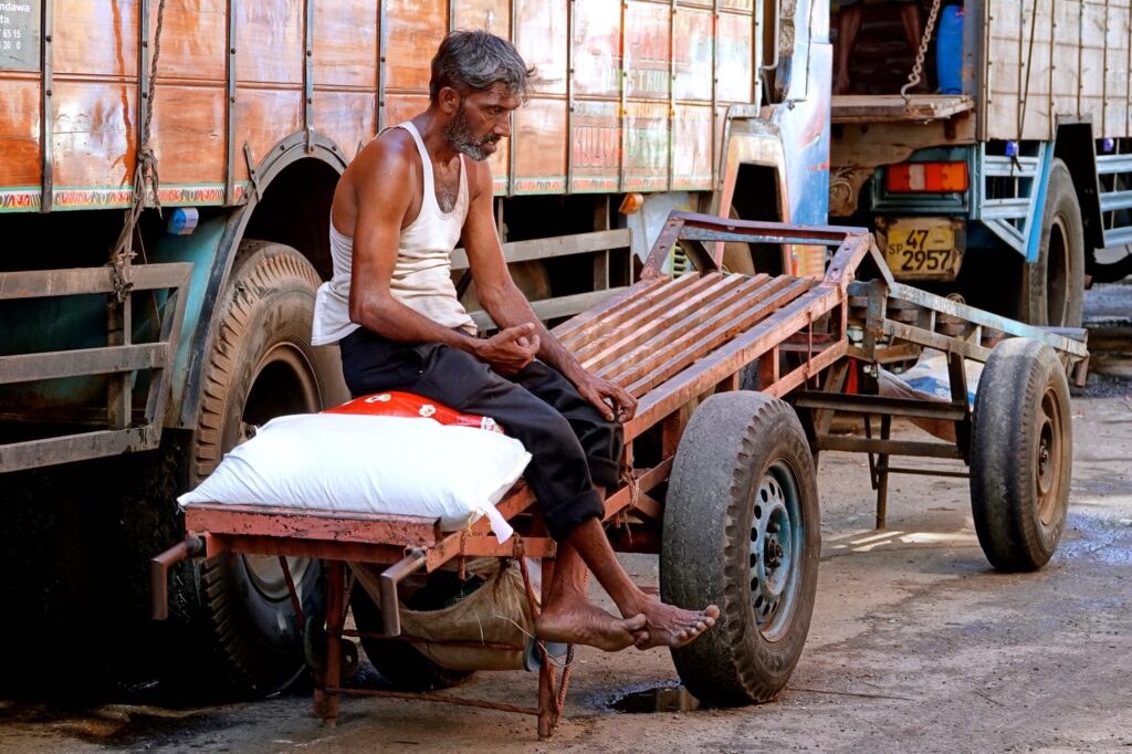 Lastenträger in Colombo: ein Natami auf dem Pettah Market macht Pause.
