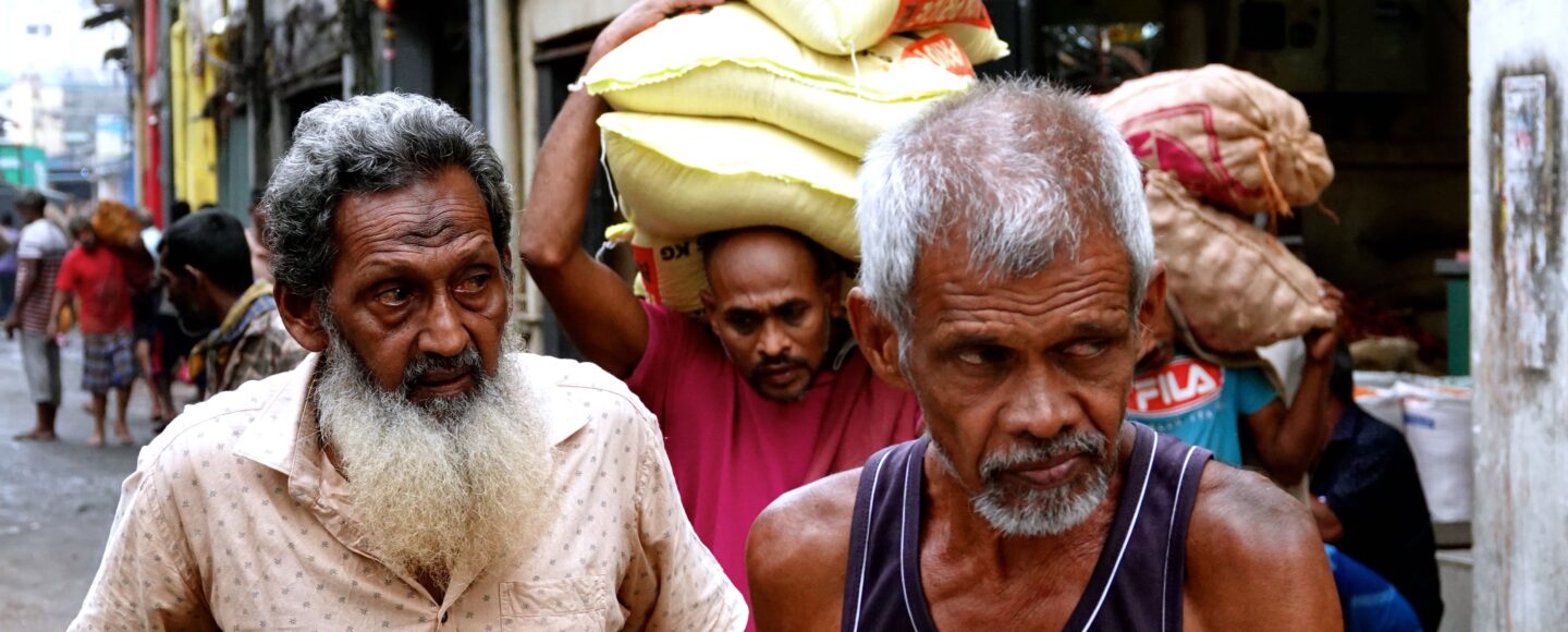 Nattami, Lastenträger auf dem Pettah Market in Colombo.