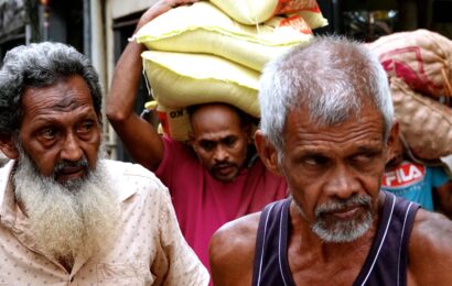 Nattami, Lastenträger auf dem Pettah Market in Colombo.
