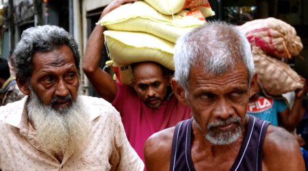 Nattami, Lastenträger auf dem Pettah Market in Colombo.