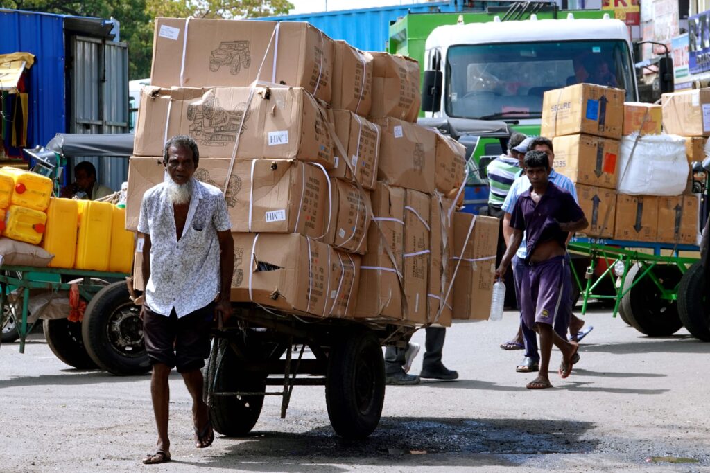Pettah Market in Colombo: Natamis mit schwer beladenem Karren.
