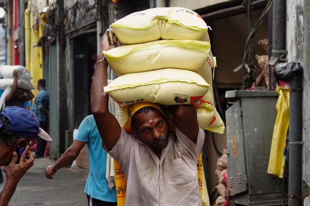 Schwere Last: Natami auf dem Pettah Market in Colombo.