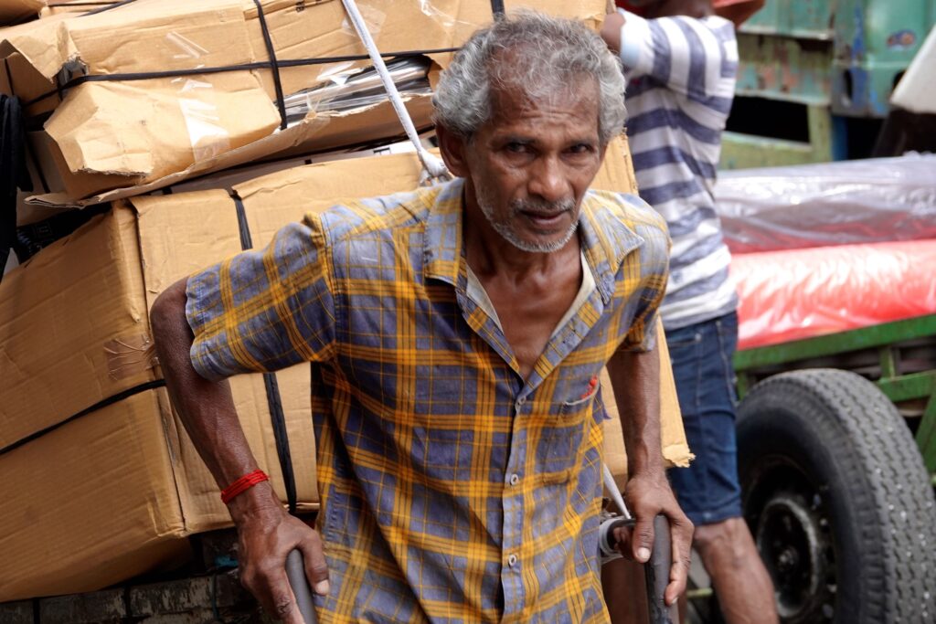 Pettah Market in Colombo: Entschlossen zieht ein Natami seinen Karren.