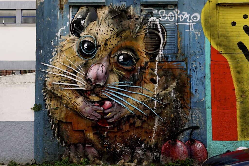 "Cherry Mouse" Mural von Bordalo II aus recycelten Materialien beim Cor de Chelas Festival