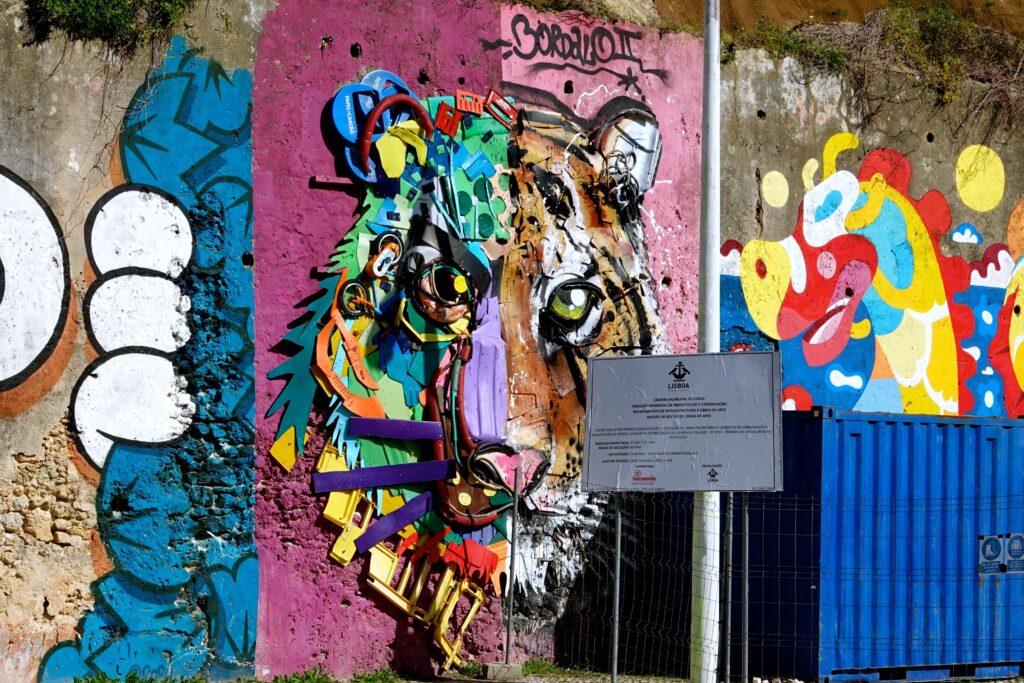 "Half Tiger" Mural von Bordalo II, aus recycelten Materialien, beim Cor de Chelas Festival
