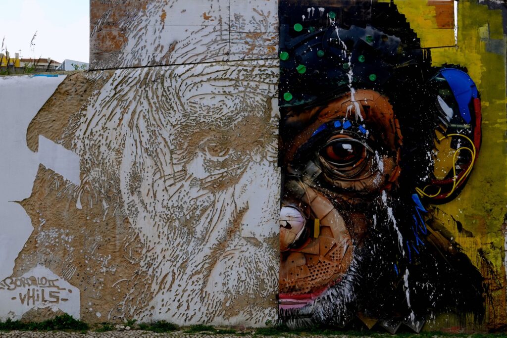 Kooperatives Affenporträt von Bordalo II und Vhils beim Cor de Chelas Festival, gravierte und assemblierte Technik