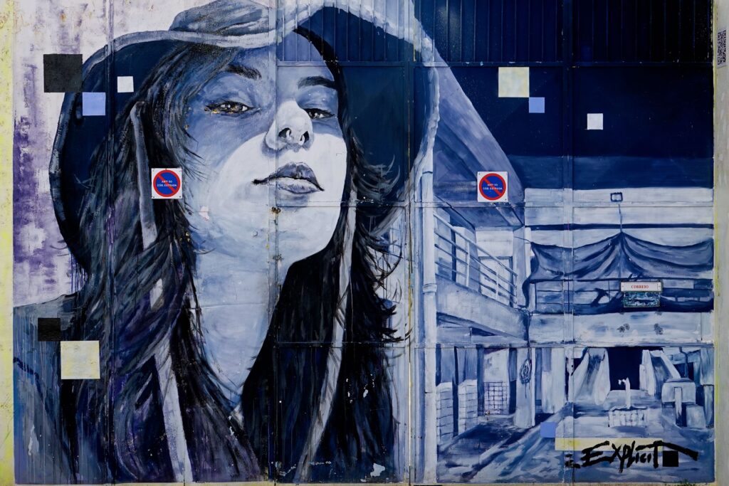 Blaues monochromes Frauenporträt vom Colectivo Explicit Citizens in Chelas, Lissabon