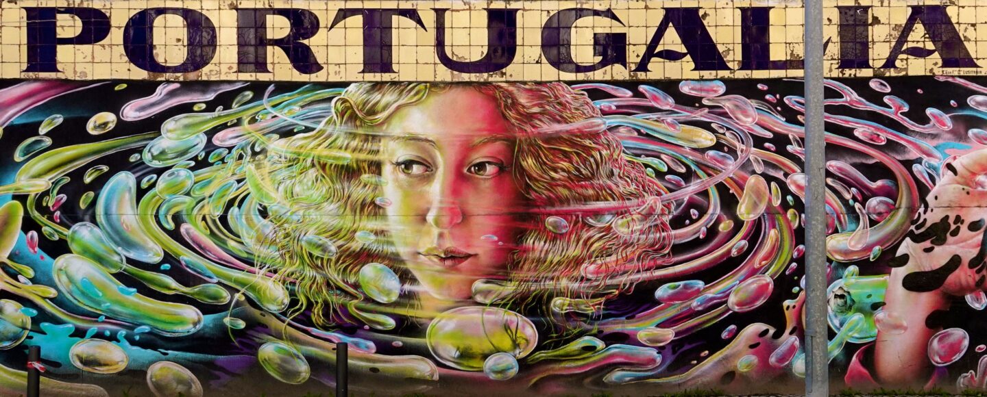 "Portugalia Twist" Mural von Francisco Camilo beim Cor de Chelas Festival, Frauenporträt in farbigen Wasserwirbeln
