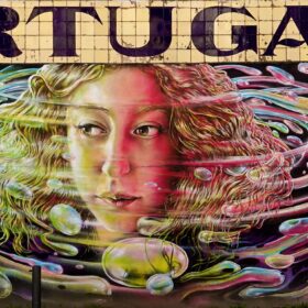 "Portugalia Twist" Mural von Francisco Camilo beim Cor de Chelas Festival, Frauenporträt in farbigen Wasserwirbeln
