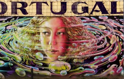 "Portugalia Twist" Mural von Francisco Camilo beim Cor de Chelas Festival, Frauenporträt in farbigen Wasserwirbeln