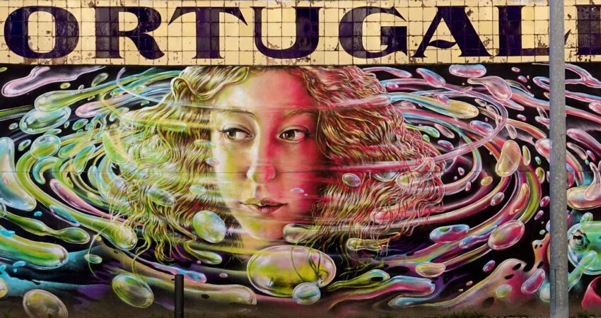 "Portugalia Twist" Mural von Francisco Camilo beim Cor de Chelas Festival, Frauenporträt in farbigen Wasserwirbeln