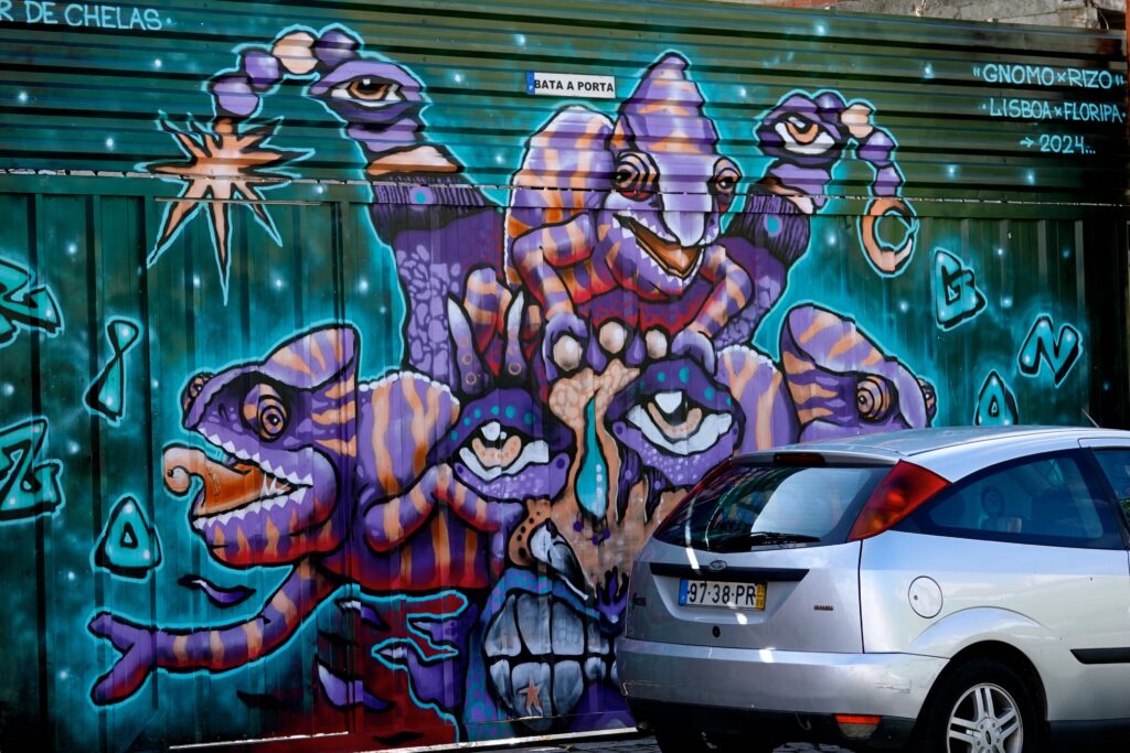 Psychedelisches Fantasiewesen auf Rolltor des Künstlerduos GNOMO und RIZO in Chelas