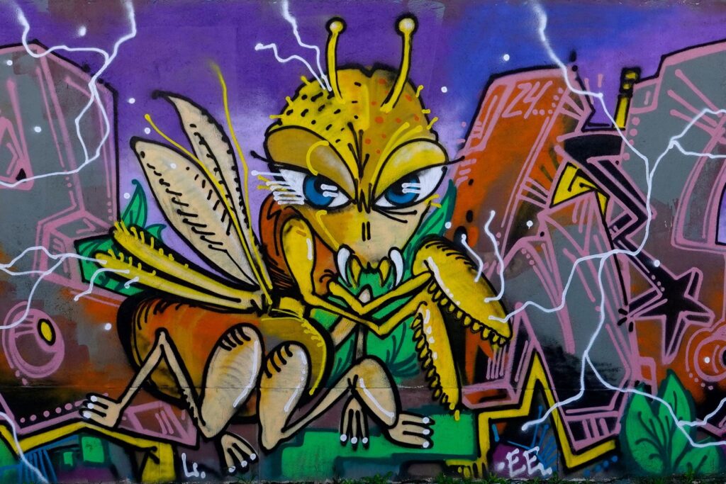 Bunte Graffiti-Charaktere in verschiedenen Stilen beim Cor de Chelas Festival in Lissabon