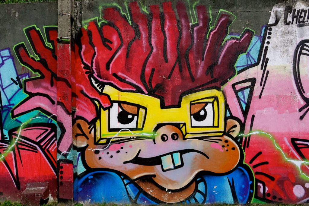 Bunte Graffiti-Charaktere in verschiedenen Stilen beim Cor de Chelas Festival in Lissabon
