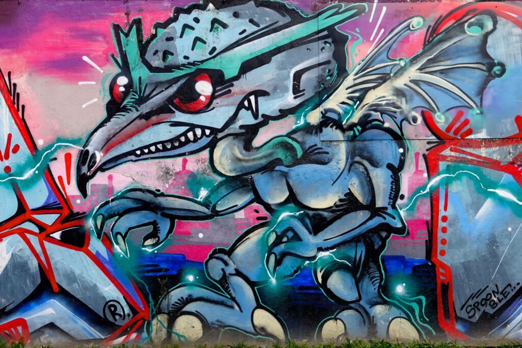 Bunte Graffiti-Charaktere in verschiedenen Stilen beim Cor de Chelas Festival in Lissabon
