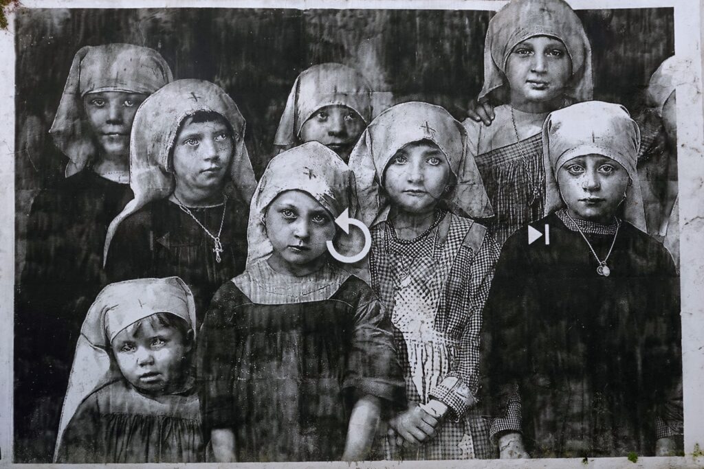 Schwarz-Weiß-Mural von Ricardo Romero, historische Kinder im Nonnengewand beim Cor de Chelas Festival
