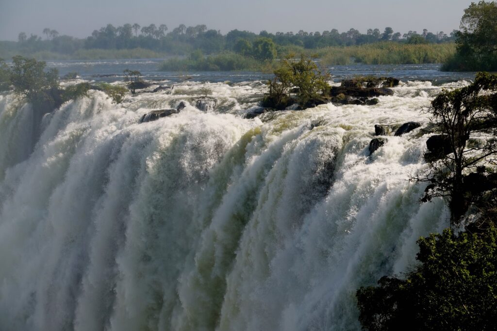 Tosende Wassermassen der Victoriafälle in Sambia stürzen über die Abbruchkante
