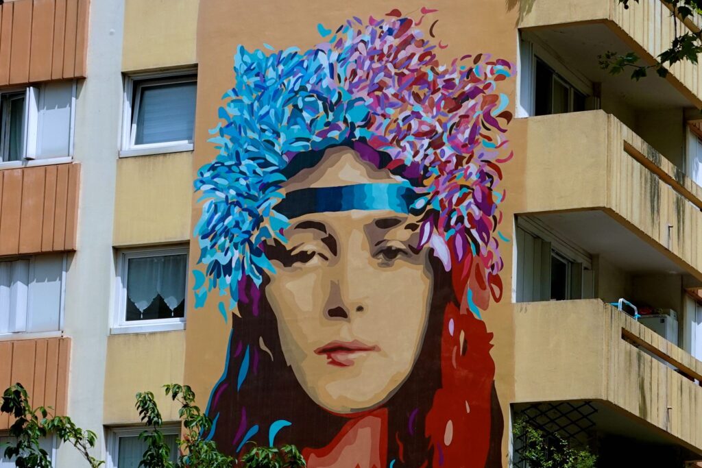 Detailaufnahme der kaleidoskopartigen, blauen und pinken Haarelemente im Evelyn-Nesbit-Porträt von BTOY in Paris 13