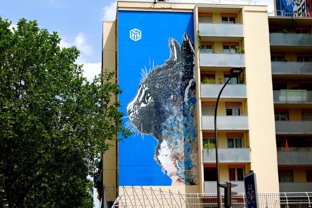Detailreiches blaues Katzenporträt "Le Chat Bleu" des französischen Stencil-Künstlers C215 (Christian Guémy) in Paris 13