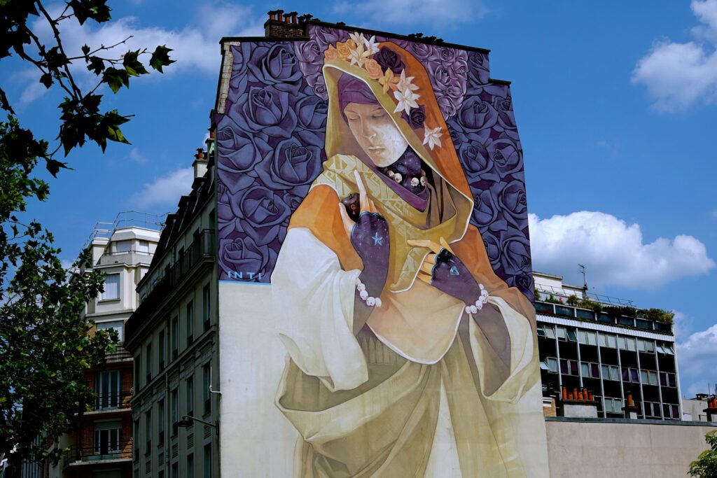 "La Madre Secular 2" vom chilenischen Künstler INTI: Monumentales Wandbild einer modernen Madonna mit kosmischen Symbolen in Paris 13