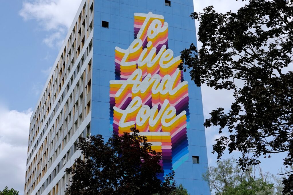 Kalligrafisches XXL-Wandbild "To Live And Love" von Ricardo Gonzalez (It's A Living) über 14 Stockwerke im 13. Arrondissement Paris