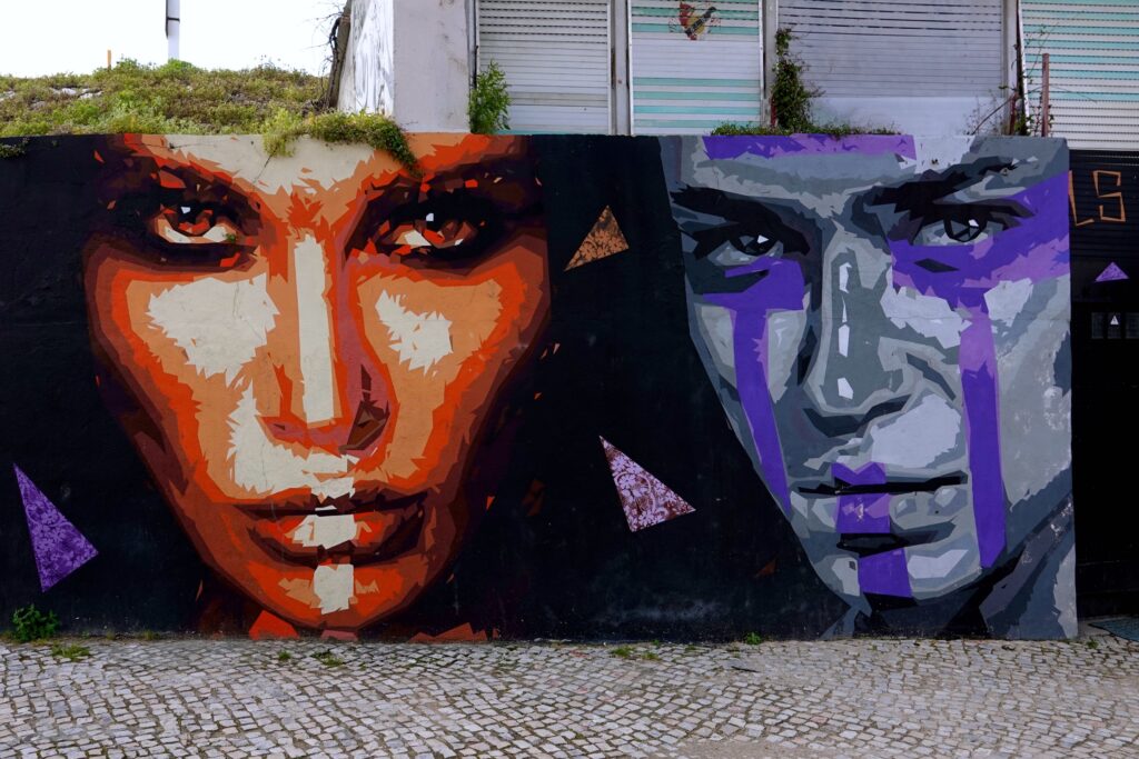 Stilisiertes Doppelporträt in Orange und Violett vom Lissabonner Künstler LS (Luís Santos) beim Cor de Chelas Festival