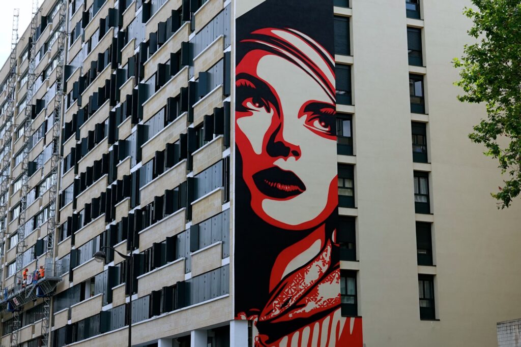 Monumentales Rot-Schwarz-Weiß-Porträt "Rise Above Rebel" von Shepard Fairey (Obey) an Hochhausfassade im 13. Arrondissement Paris