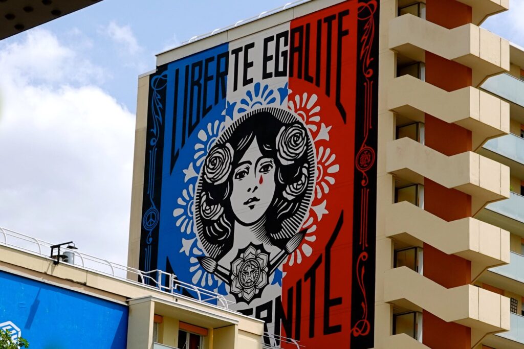 Street-Art-Mural "Liberté, Égalité, Fraternité" von Shepard Fairey (Obey) im 13. Arrondissement Paris nach den Terroranschlägen 2015